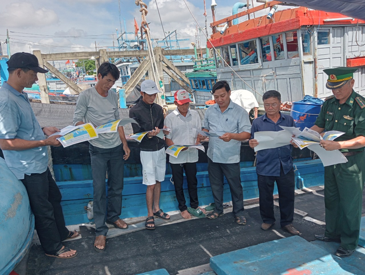 Tuyên truyền chống khai thác hải sản bất hợp pháp cho chủ tàu và ngư dân tại xã Bình Châu