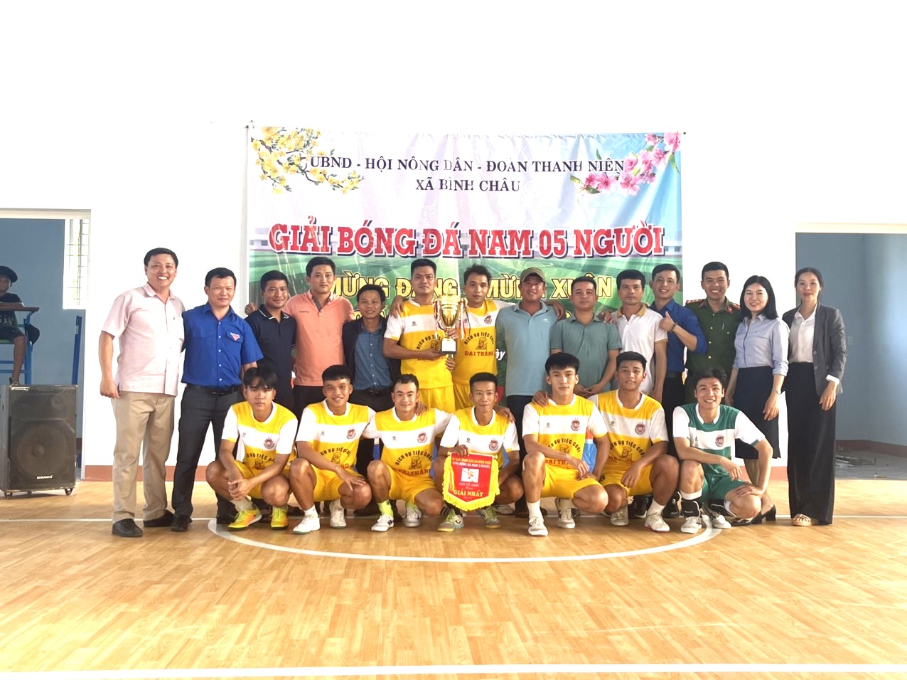 Ủy ban nhân dân xã Bình Châu tổ chức giải Bóng đá sân Nam 05 người mừng Đảng, mừng Xuân Giáp Thìn năm 2024.